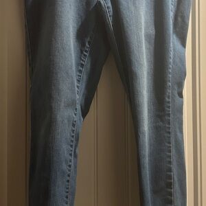 Universal Thread Women's Boyfriend Jeans - Medium Blue